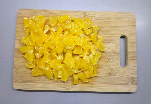 Салат из кальмаров с яблоком и апельсином