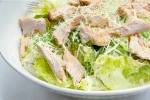 Салат цезарь с курицей классический в домашних условиях