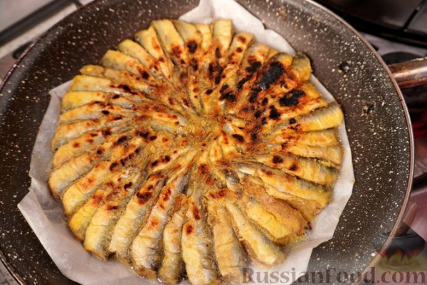 Жареная хамса в панировке из кукурузной муки