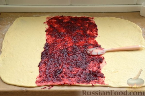 Сдобные булочки-колечки с черешней и шоколадным штрейзелем