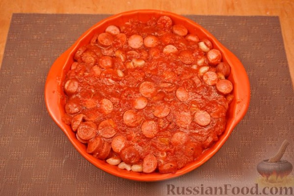 Запеканка из макарон с сосисками в томатном соусе