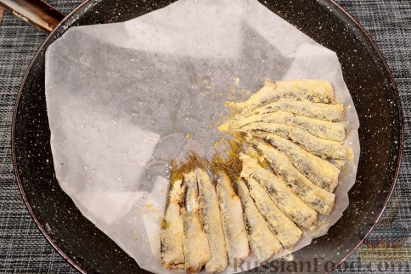 Жареная хамса в панировке из кукурузной муки
