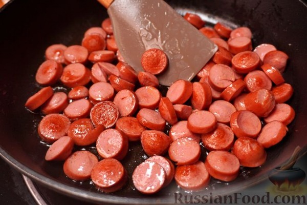 Запеканка из макарон с сосисками в томатном соусе