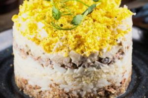 Салат Мимоза с сыром и консервами классический