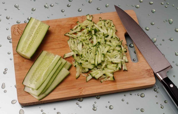 Салат с копченой курицей и овощами