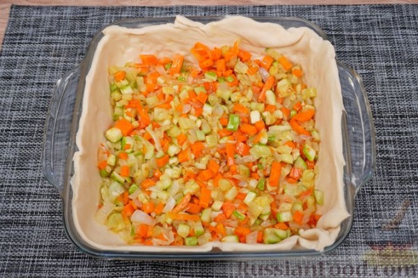 Пирог из слоёного теста, с мясными фрикадельками и кабачками