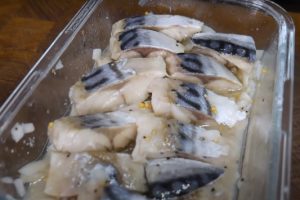 Дешёвая скумбрия вкуснее красной рыбы. Рецепт за 30 минут: как быстро засолить скумбрию у себя дома