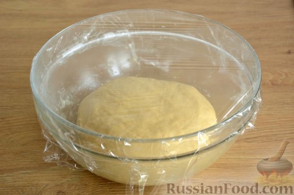 Сдобные булочки-колечки с черешней и шоколадным штрейзелем