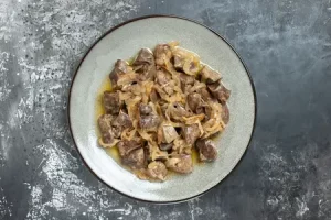 Тушеные куриные желудочки