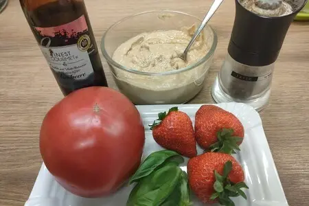 Карпаччо из помидоров и клубники с тунцовым кремом тоннато