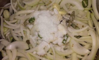 Салат из огурцов с луком и растительным маслом на зиму