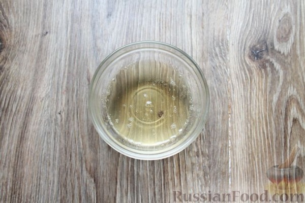 Муссовый творожно-сливочный торт с печеньем, клубникой и желе