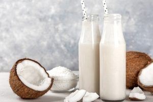 Очищает кишечник и улучшает состояние волос: чем еще полезна кокосовая стружка
