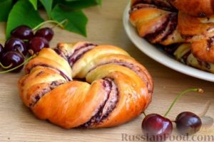 Сдобные булочки-колечки с черешней и шоколадным штрейзелем