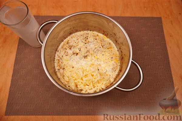 Макароны-ракушки, фаршированные курицей, под сырно-сливочным соусом