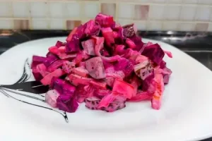 Салат с огурцами и свёклой