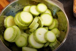 Едим с удовольствием всё лето и про мясо забыли: Кабачки в хрустящей шубе с шикарным соусом