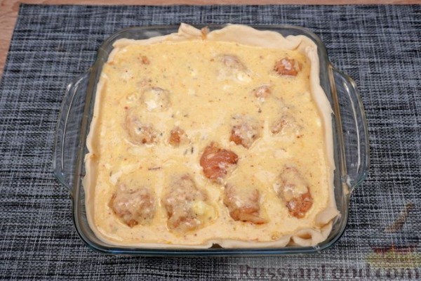 Пирог из слоёного теста, с мясными фрикадельками и кабачками