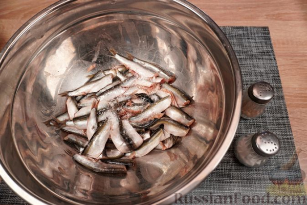 Жареная хамса в панировке из кукурузной муки
