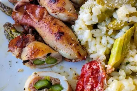 Ризотто и фаршированные кальмары со спаржей