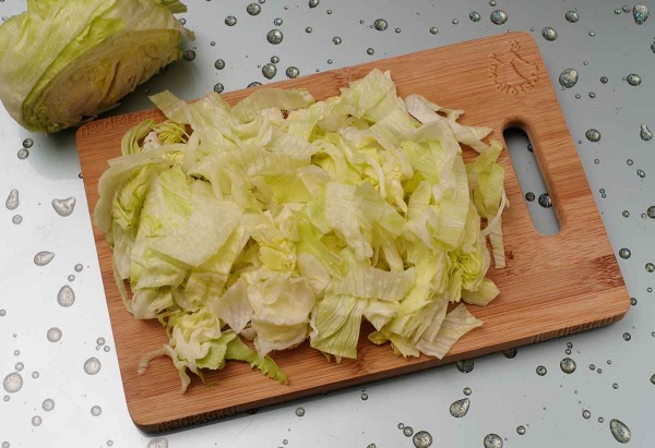 Салат с курицей, виноградом и орехами
