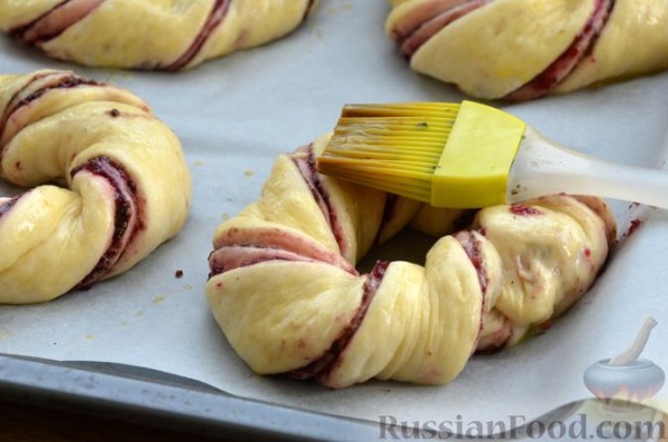 Сдобные булочки-колечки с черешней и шоколадным штрейзелем
