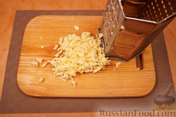 Макароны-ракушки, фаршированные курицей, под сырно-сливочным соусом
