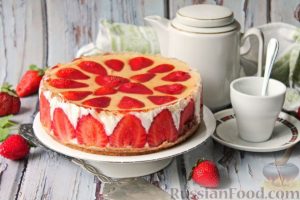 Муссовый творожно-сливочный торт с печеньем, клубникой и желе