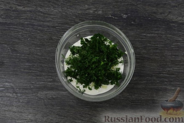 Запечённый молодой картофель в кунжуте, со сметанным соусом