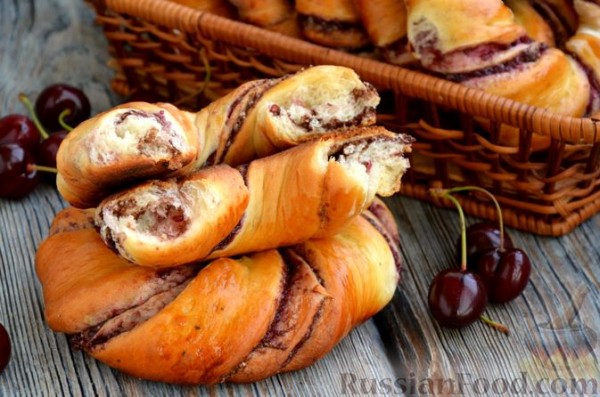 Сдобные булочки-колечки с черешней и шоколадным штрейзелем
