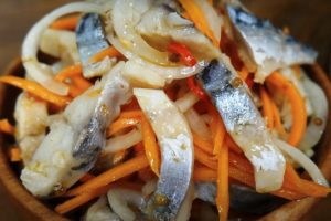 С такой закуской и чёрная икра не нужна. Невероятно вкусная маринованная скумбрия для закуски на праздничный стол
