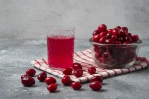 Компот из черешни в кастрюле
