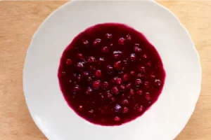 Компот из вишни в кастрюле