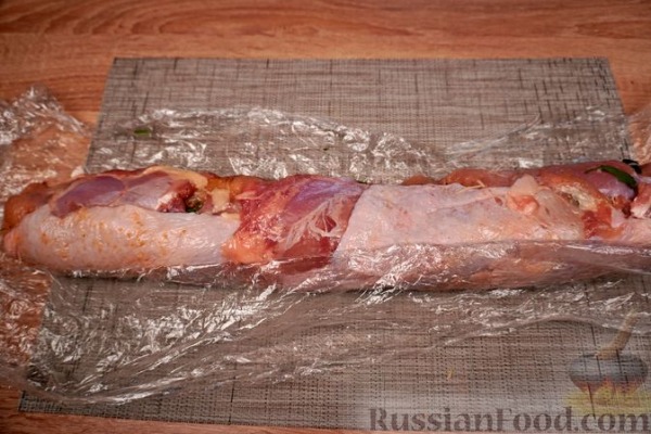 Куриный рулет с запечённым перцем и сыром