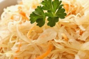 Сочная и хрустящая квашеная капуста — очень простой способ