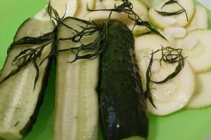 Рецепт: Малосольные огурчики с кабачками в горячем маринаде – Быстрый способ засолки малосольных огурцов горячим маринадом. С молодыми кабачками и чесноком.