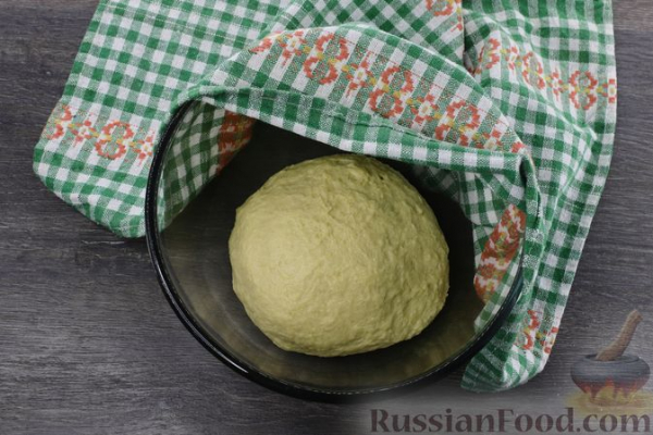 Сдобный рулет с орехово-медовой начинкой