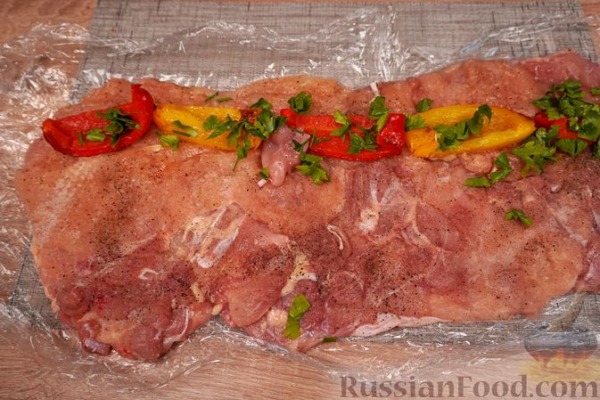 Куриный рулет с запечённым перцем и сыром