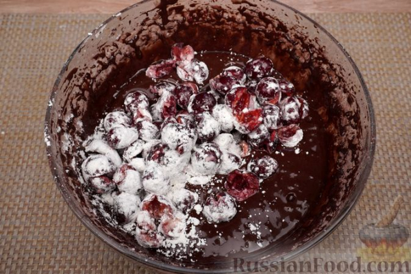 Шоколадный кекс с черешней