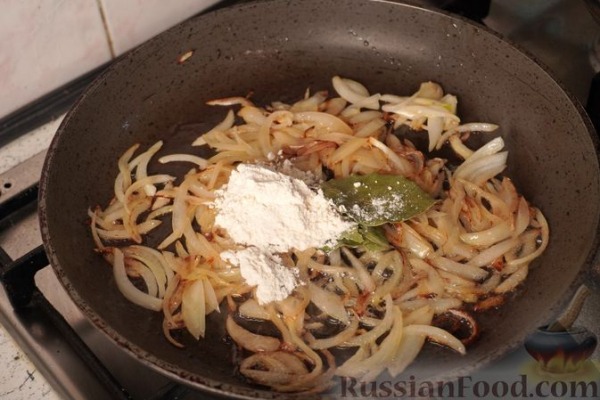 Польские зразы из говядины, с солёными огурцами, беконом и луком