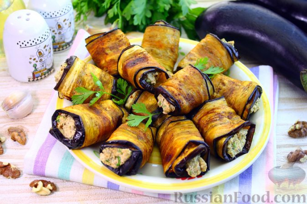 Рулетики из баклажанов по-грузински, с орехами, жареным луком и чесноком