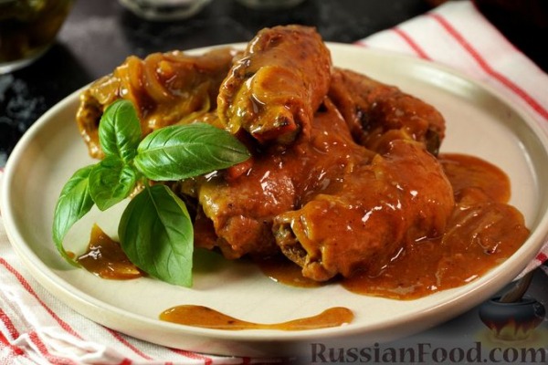 Польские зразы из говядины, с солёными огурцами, беконом и луком