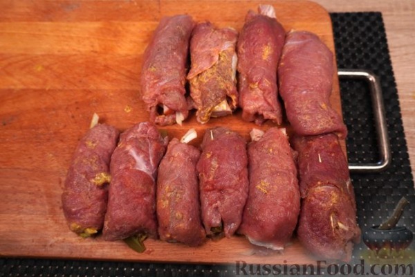 Польские зразы из говядины, с солёными огурцами, беконом и луком