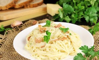 Паста карбонара с беконом и сливками классическая