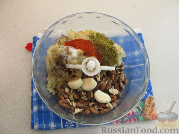 Рулетики из баклажанов по-грузински, с орехами, жареным луком и чесноком