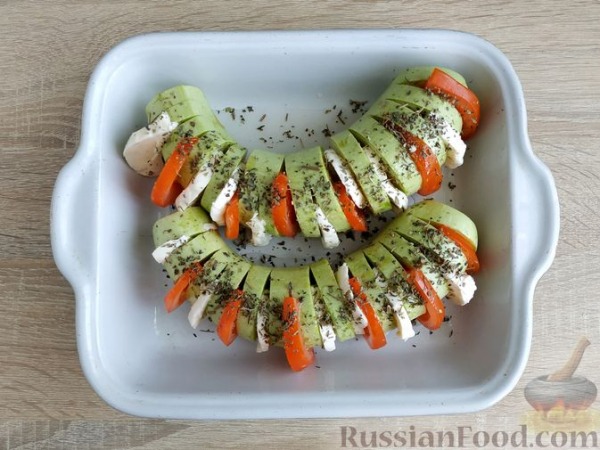 "Гармошки" из кабачков с помидорами и сыром, в духовке