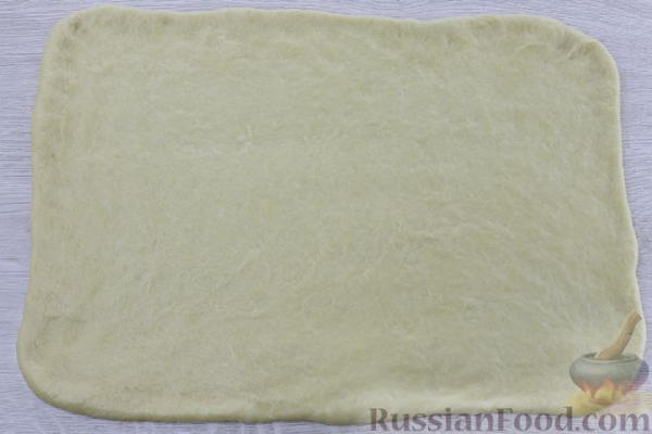 Сдобный рулет с орехово-медовой начинкой
