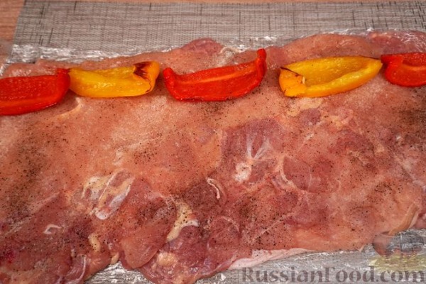 Куриный рулет с запечённым перцем и сыром