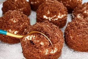 Красивые сладкие пирожные с кремом и джемом. Изысканный десерт: вкус словами не передать