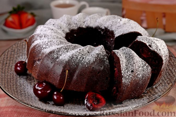 Шоколадный кекс с черешней